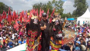 Arinal Pimpin Pawai Budaya Deklarasi Pujo di Lamsel
