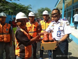 Kepala KSOP Pelabuhan Panjang Support Pengurus Koperasi TKBM Pelabuhan Panjang Bagikan Sepatu Kerja