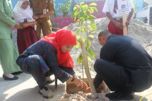Ketua Tim Penggerak PKK Kota Bandar Lampung didampingi Dandim 0410/KBL Kolonel Inf Romas Herlandes Tinjau Hasil Binter Terpadu