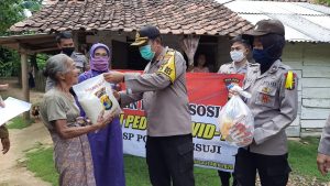 Polres Mesuji bersama Dinsos Salurkan Sembako untuk Masyarakat Kurang Mampu