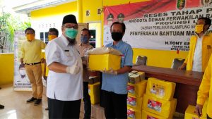 TEC Berikan Bantuan Sembako, Masker dan Hand Sanitizer untuk Honorer, Nelayan, dan Pengurus Golkar Lamsel