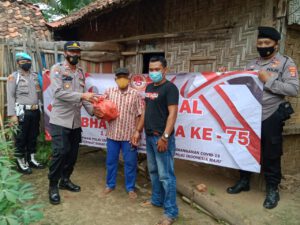 Jelang Hari Bhayangkara ke 75, Polres Lampung Utara bagikan sembako kepada warga