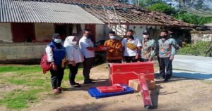 Dinsos Bersama BPBD Tubaba Serahkan Bantuan kepada Warga Terdampak Puting Beliung