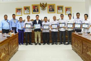 Pemkab Pesisir Barat Terima Penghargaan dari Dirjen Pajak