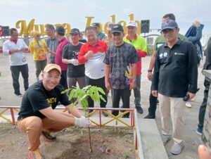 Pemkab Tanggamus Melaksanakan Senam dan Penanaman Pohon serta Bersih Pantai di Objek Wisata Muara Indah