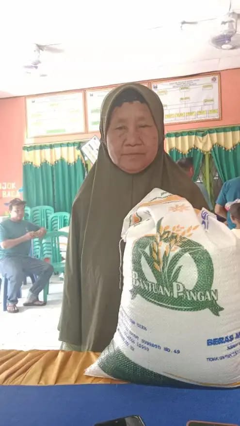 Peratin Pekon Way Suluh Salurkan Beras Bantuan Pangan untuk 96 KPM