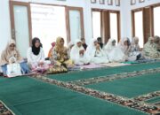 Ketua TP-PKK Lamteng Laksanakan Sholat Idul Adha 1445 H di Nuwo Balak