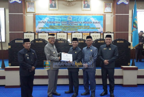 Bupati Agus Istiqlal Hadiri Paripurna DPRD Kabupaten Pesibar