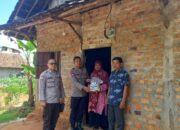 Satbinmas Polres Way Kanan Salurkan Bansos dan Himbauan Warga Tidak Terpengaruh Hoax