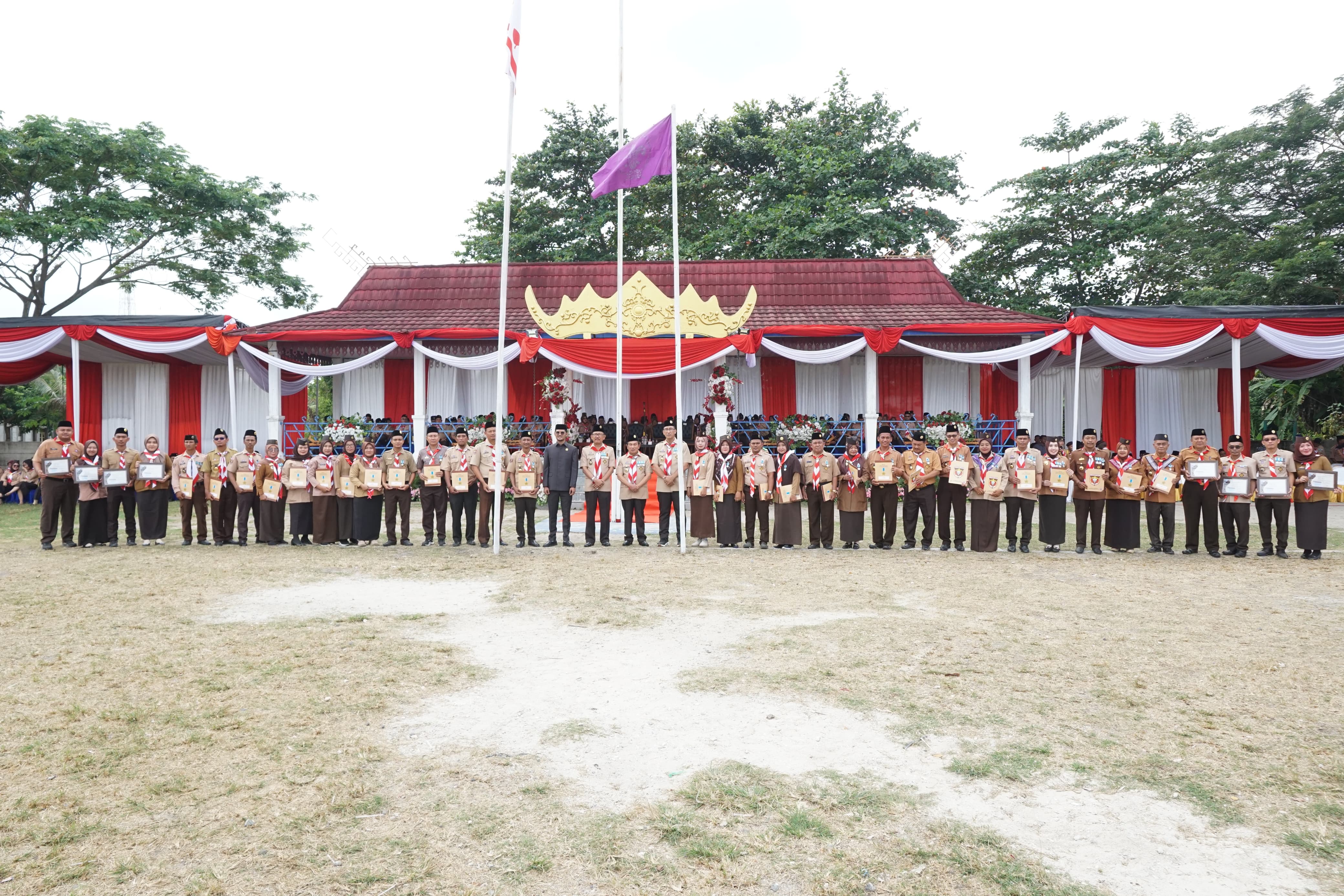 Bupati Pesibar Hadiri Apel Besar Hari Pramuka Ke-63