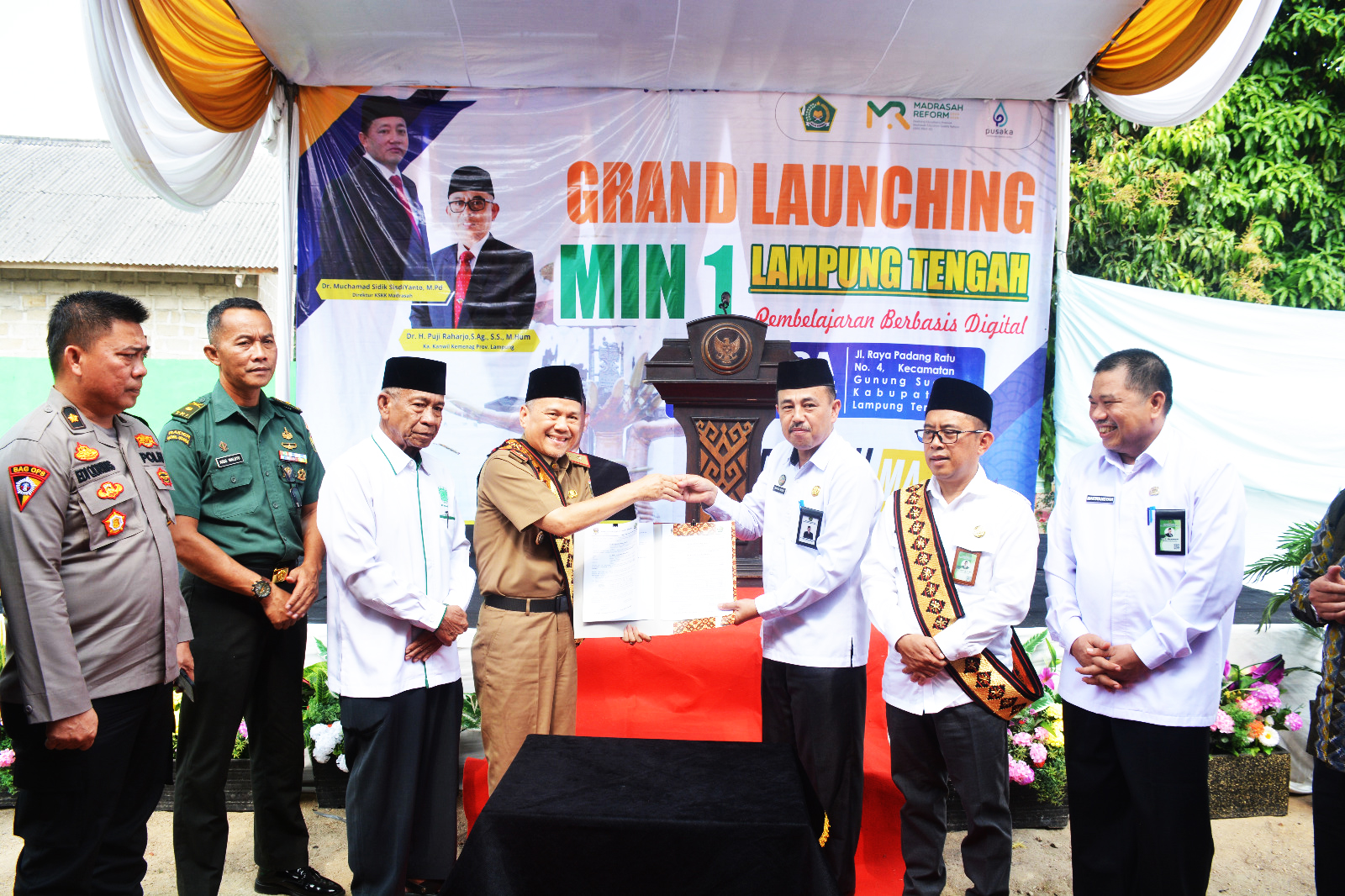 Pemerintah Pekon Gunung Kemala Timur Bagikan Bibit Durian dan Alpokat