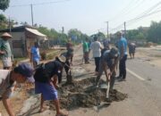 Tak Kunjung Diperbaiki Warga Metro Swadaya Perbaiki Jalan Rusak
