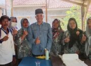 Legislator Demokrat Lamteng Ini Bantu Meja untuk Posyandu