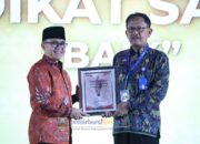 Bupati Pesibar Terima Penghargaan SAKIP Award 2024