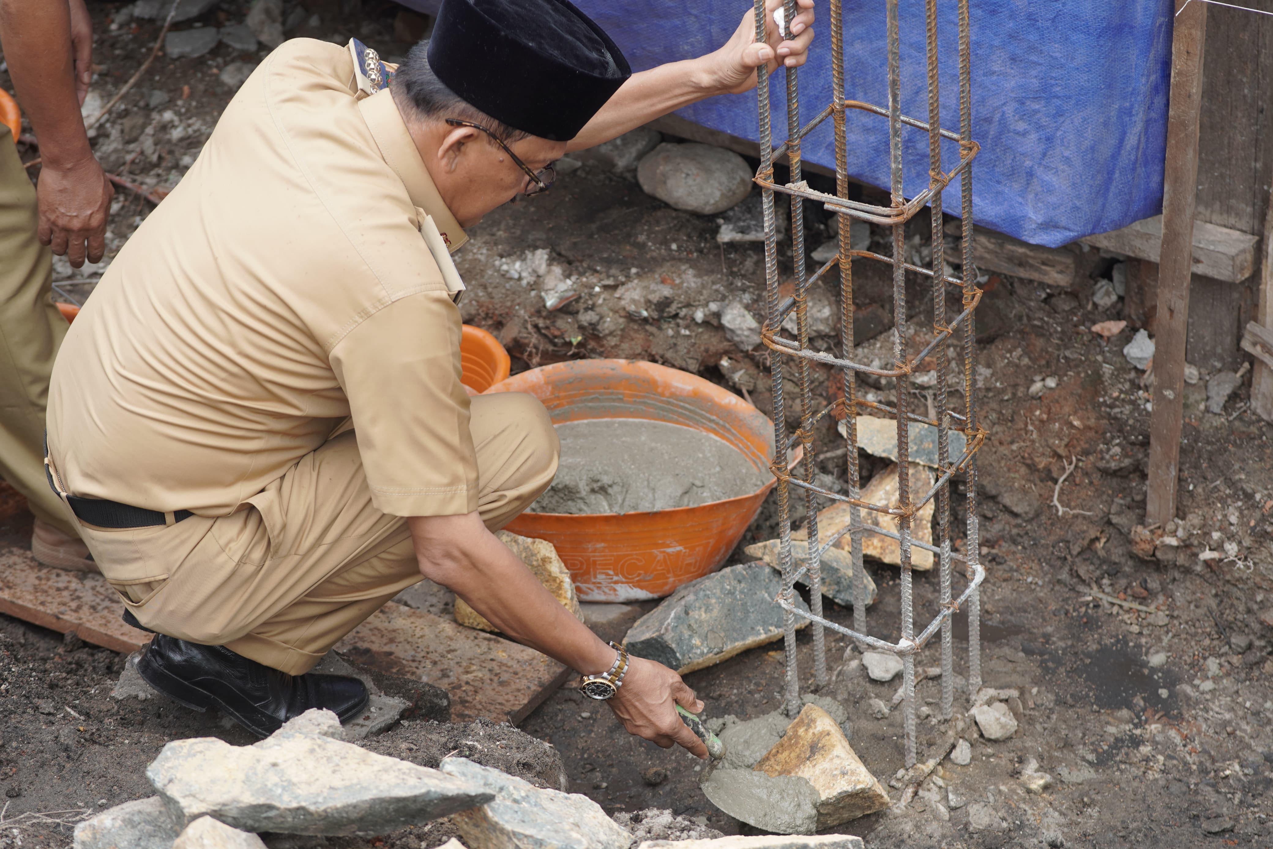 Bupati Agus Istiqlal Hadiri Peletakan Batu Pertama Masjid Al-Hikmah Pekon Kebuayan 