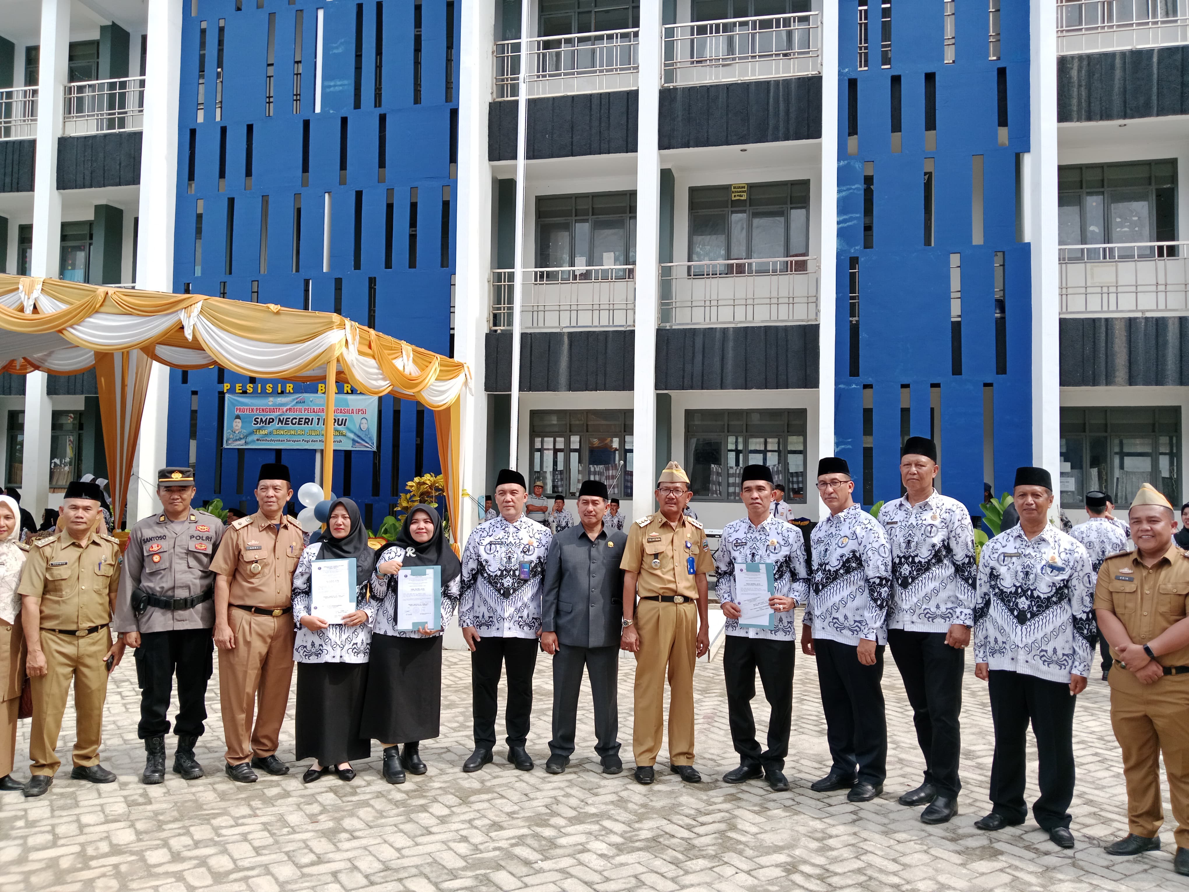 Bupati Pesisir Barat Pimpin Upacara HUT PGRI KE-79 dan Hari Guru Nasional 