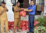 Badan Penanggulangan Bencana Daerah (BPBD) Lampung Timur beri bantuan sembako kepada warga yang terdampak banjir di Kecamatan Bumi Agung