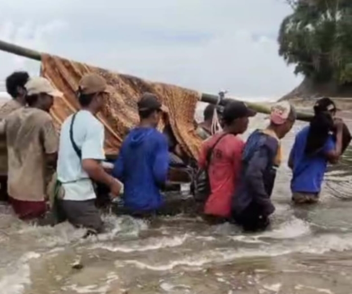 Lapor Pak Gubernur, Gegara Akses Jalan Warga Tandu Kades Bandar Dalam Karena Sakit Serius 