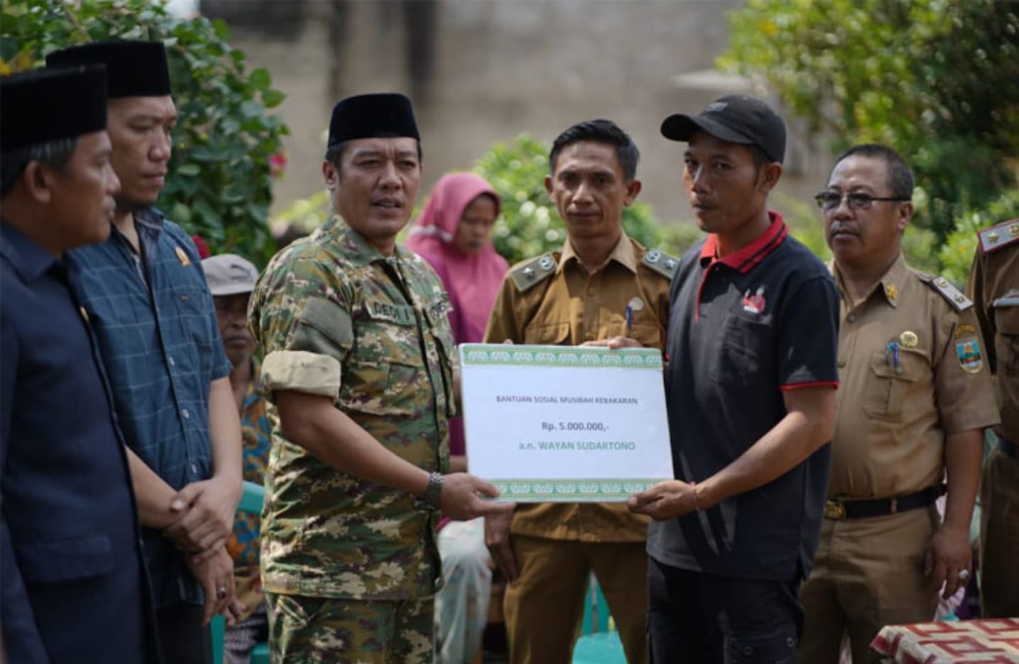 Bupati Pesibar Serahkan Bantuan Korban Kebakaran di Pekon Sumber Rejo