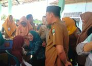 Bupati Pesisir Barat Tinjau Pemberian Vaksinasi di Puskesmas Ngaras
