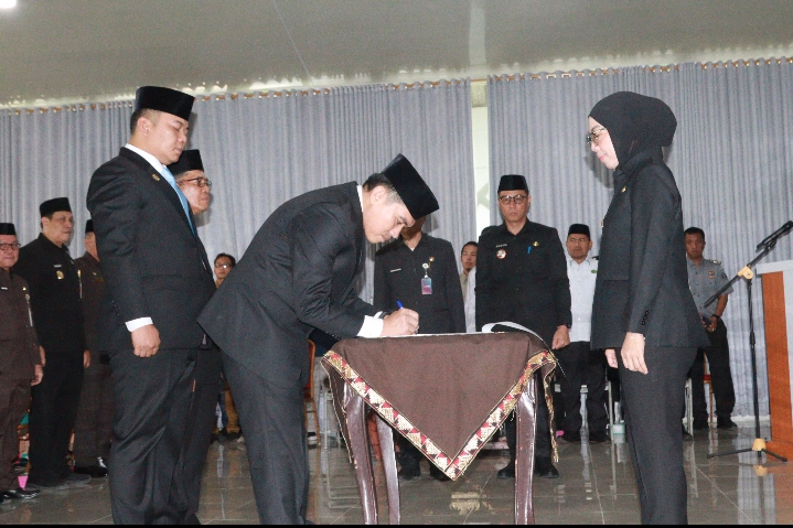 Bupati Way Kanan Lantik Sekda dan Pejabat Pimpinan Tinggi Pratama 