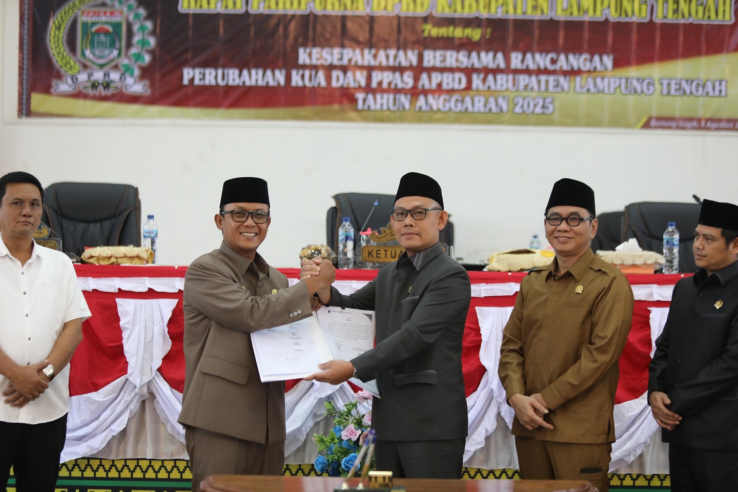 Bupati Ardito Wijaya Hadiri Paripurna DPRD Lampung Tengah