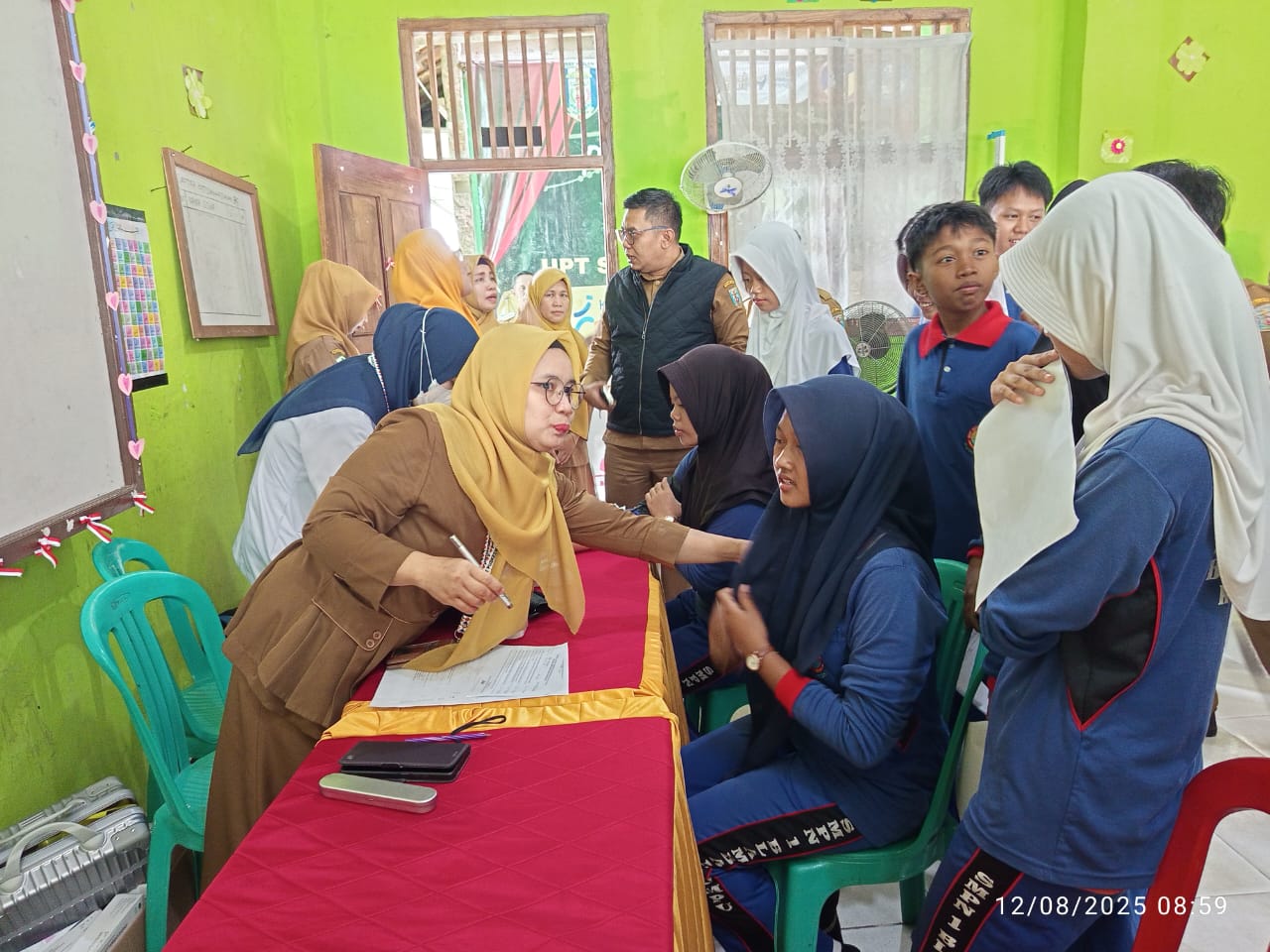 Sekda Way Kanan Tinjau Kegiatan Cek Kesehatan Gratis Siswa Sekolah