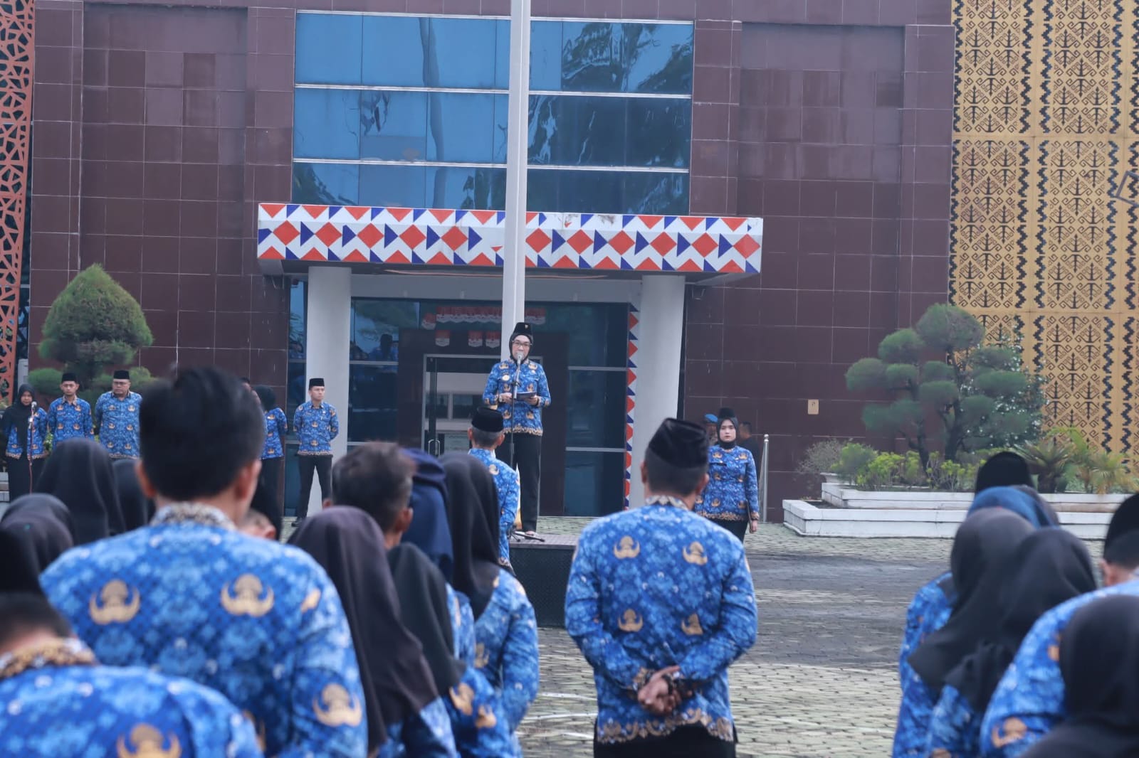Apel Bulanan, Bupati Waykanan Lepas 17 ASN Purna Tugas Sekaligus Serahkan SK P3K