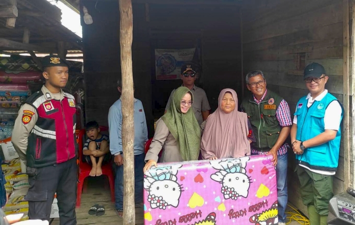 Bupati Mesuji Serahkan Bantuan Kemanusiaan Kepada Masyarakat Terdampak Banjir di Wayserdang 