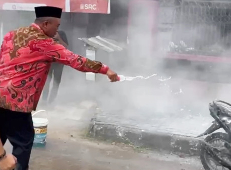 Aksi Heroik Plt. Bupati Lamteng Padamkan Motor Terbakar