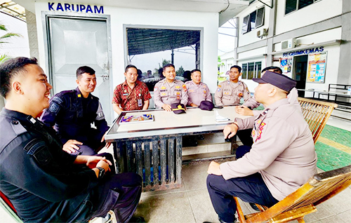 Sejukkan Suasana, Sat Binmas Polres Lamteng Rangkul Petugas Lapas