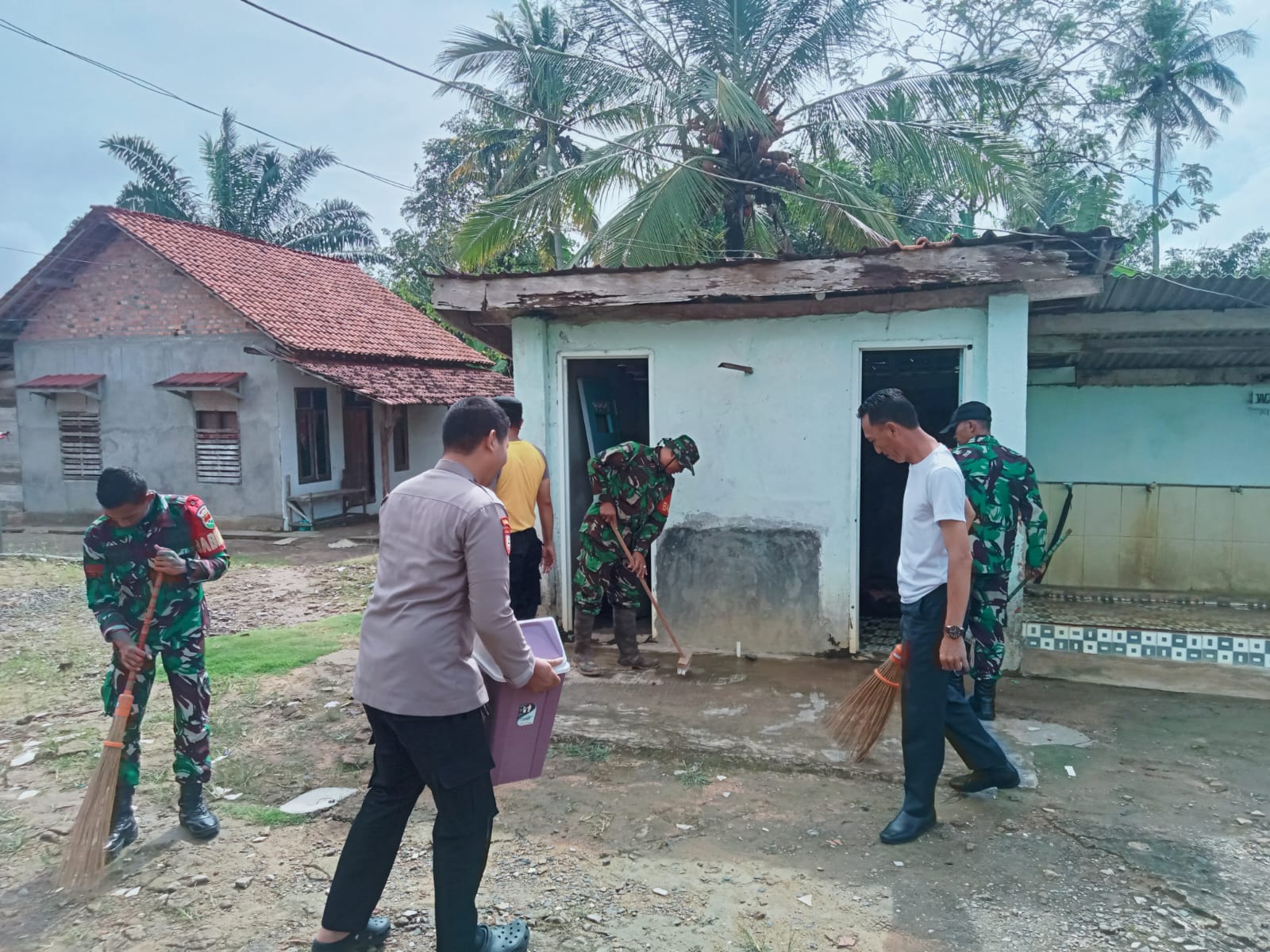 ‎Polsek Muara Sungkai Perkuat Giat Jumat Bersih  ‎