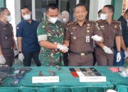 Kejari Kota Metro Musnahkan Dua Pucuk Senjata Api Rakitan