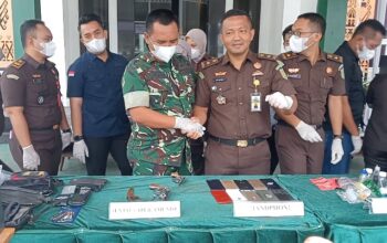 Kejari Kota Metro Musnahkan Dua Pucuk Senjata Api Rakitan