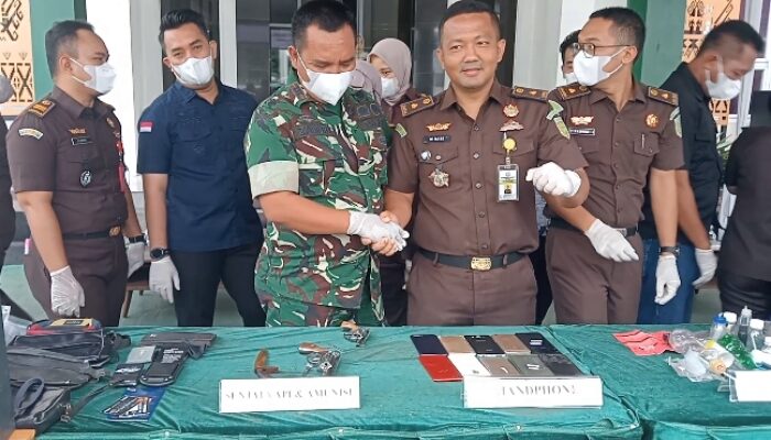 Kejari Kota Metro Musnahkan Dua Pucuk Senjata Api Rakitan