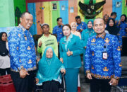 Lauching Program “Sekinker Gelowing”, Plt. Bupati Lamteng Salurkan Bansos Kepada Warga