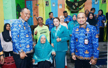 Lauching Program “Sekinker Gelowing”, Plt. Bupati Lamteng Salurkan Bansos Kepada Warga