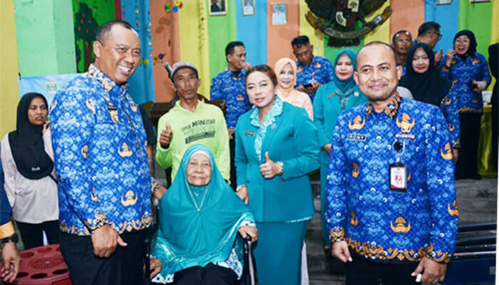 Lauching Program “Sekinker Gelowing”, Plt. Bupati Lamteng Salurkan Bansos Kepada Warga