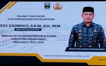 Tedi Zadmiko Resmi Dikukuhkan Sebagai Ketua Dewan Pengurus Korpri Pesisir Barat Periode 2025–2030