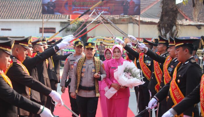 Polres Pesisir Barat Gelar Parade Penyambutan Kapolres Baru