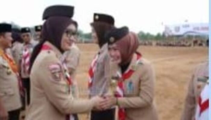 Hadiri Hari Pramuka Ke-65, Ketua TP-PKK Pesisir Barat Terima Lencana Penghargaan