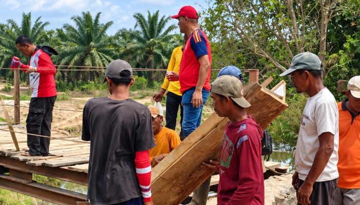 Progres Jembatan Gantung Sendangteri Capai 70 Persen, Camat Terusan Nunyai dan Warga Bergotong Royong